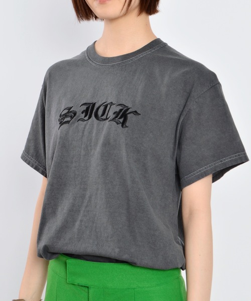 MODISH GAZE（モディシュガゼ）の「【MODISH GAZE】ピグメントSICK刺繍Tシャツ 半袖（Tシャツ/カットソー・メンズ・オリーブ/スミクロ/ホワイト/バーガンディー・X-LARGE/MEDIUM/LARGE）」の2枚目の写真