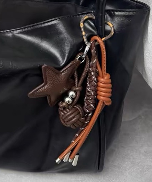 ALTROSE（アルトローズ）の「レザータッチ スターモチーフ  ハートカラビナ マルチチャーム コード付き キーホルダー バッグチャーム（チャーム・レディース・ブラウン/ベージュ・FREE）」の7枚目の写真