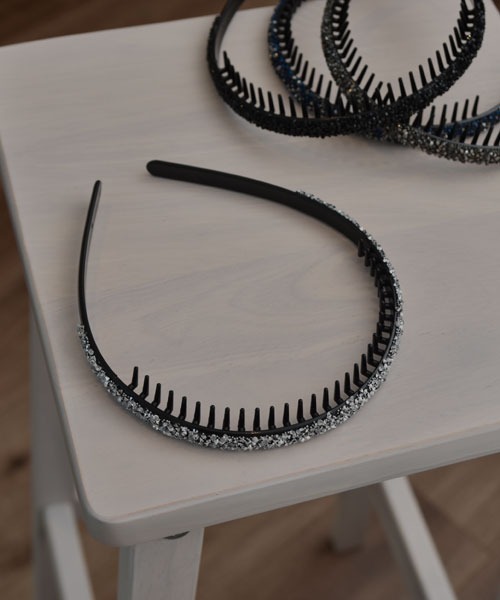 VIBGYOR Women（ヴィブジョー　ウィメン）の「【resonance】キラキラ ラインストーン コームカチューシャ【オケージョン】（カチューシャ・レディース・グレー系/ブラック系/ブルー系/シルバー系・FREE）」の7枚目の写真