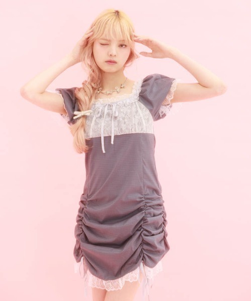 FickleBebe（フィクルベベ）の「シャーリングレースサテンワンピース（ワンピース・レディース・グレー/ブラック・0/1）」の4枚目の写真