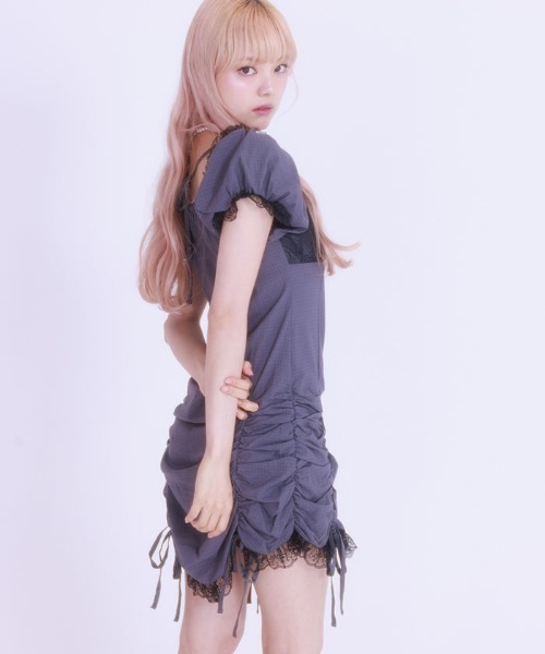 FickleBebe（フィクルベベ）の「シャーリングレースサテンワンピース（ワンピース・レディース・グレー/ブラック・0/1）」の14枚目の写真
