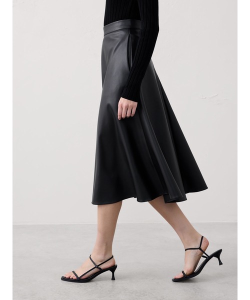 BANANA REPUBLIC FACTORY STORE（バナナリパブリック ファクトリーストア）の「BANANA REPUBLIC FACTORY STORE　　日本限定 ヴィーガンレザー Aラインミディスカート（スカート・レディース・ブラック/ブラウン・0/2/4/6/8）」の4枚目の写真