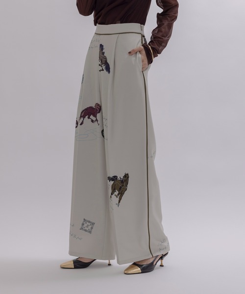 Eimee Law(エイミーロウ)の「テキスト馬柄ptパイピングセンタープレスパンツ(その他パンツ・レディース・ライトベージュ/ブラック・MEDIUM)」の9枚目の写真