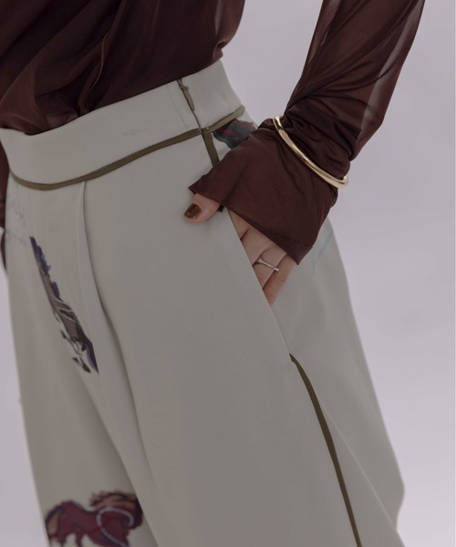 Eimee Law(エイミーロウ)の「テキスト馬柄ptパイピングセンタープレスパンツ(その他パンツ・レディース・ライトベージュ/ブラック・MEDIUM)」の20枚目の写真