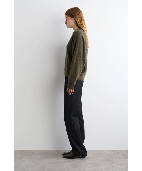 COS(コス)の「ブラッシュドカシミヤポロセーター(ポロシャツ・レディース・カーキ/ライトピンク・XS/L/M/S)」の11枚目の写真