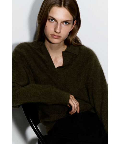 COS(コス)の「ブラッシュドカシミヤポロセーター(ポロシャツ・レディース・カーキ/ライトピンク・XS/L/M/S)」の14枚目の写真