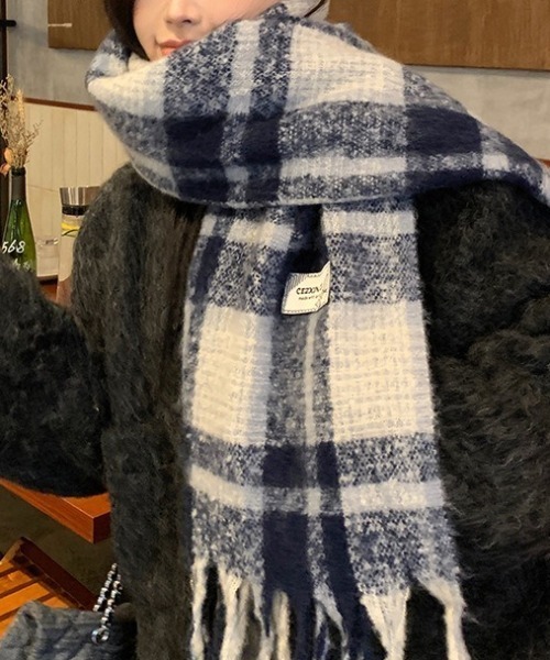Teem Store（チームストア）の「【7色展開 / お気に入り数2万人突破!/大好評◎】あったかいボリュームチェックフリンジワイドマフラー/プレゼント/バレンタイン/旅行（マフラー・レディース・ベージュ/ネイビー/レッド/ピンク/グリーン/ブラック/ブルー・F）」の5枚目の写真