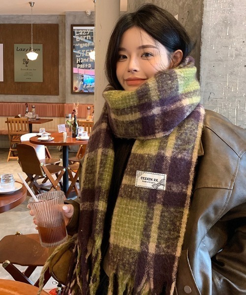 Teem Store（チームストア）の「【7色展開 / お気に入り数2万人突破!/大好評◎】あったかいボリュームチェックフリンジワイドマフラー/プレゼント/バレンタイン/旅行（マフラー・レディース・ベージュ/ネイビー/レッド/ピンク/グリーン/ブラック/ブルー・F）」の4枚目の写真