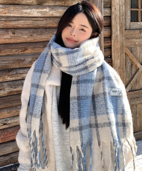 Teem Store（チームストア）の「【7色展開 / お気に入り数2万人突破!/大好評◎】あったかいボリュームチェックフリンジワイドマフラー/プレゼント/バレンタイン/旅行（マフラー・レディース・ベージュ/ネイビー/レッド/ピンク/グリーン/ブラック/ブルー・F）」の12枚目の写真