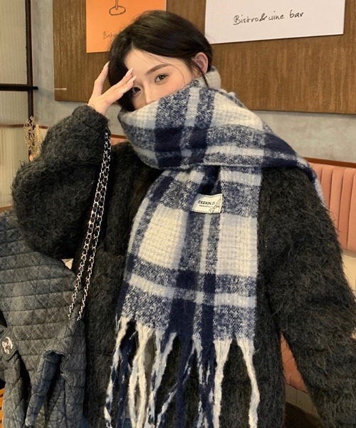 Teem Store（チームストア）の「【7色展開 / お気に入り数2万人突破!/大好評◎】あったかいボリュームチェックフリンジワイドマフラー/プレゼント/バレンタイン/旅行（マフラー・レディース・ベージュ/ネイビー/レッド/ピンク/グリーン/ブラック/ブルー・F）」の11枚目の写真