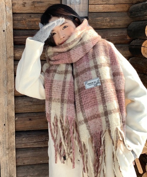 Teem Store（チームストア）の「【7色展開 / お気に入り数2万人突破!/大好評◎】あったかいボリュームチェックフリンジワイドマフラー/プレゼント/バレンタイン/旅行（マフラー・レディース・ベージュ/ネイビー/レッド/ピンク/グリーン/ブラック/ブルー・F）」の13枚目の写真