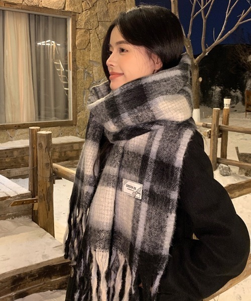 Teem Store（チームストア）の「【7色展開 / お気に入り数2万人突破!/大好評◎】あったかいボリュームチェックフリンジワイドマフラー/プレゼント/バレンタイン/旅行（マフラー・レディース・ベージュ/ネイビー/レッド/ピンク/グリーン/ブラック/ブルー・F）」の8枚目の写真