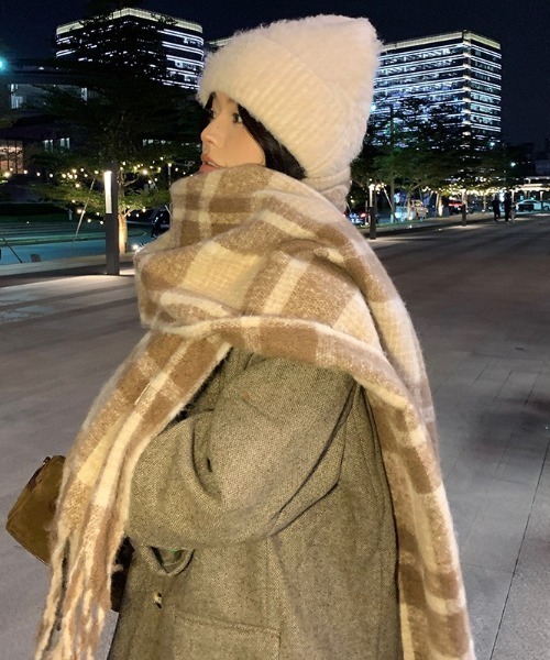 Teem Store（チームストア）の「【7色展開 / お気に入り数2万人突破!/大好評◎】あったかいボリュームチェックフリンジワイドマフラー/プレゼント/バレンタイン/旅行（マフラー・レディース・ベージュ/ネイビー/レッド/ピンク/グリーン/ブラック/ブルー・F）」の20枚目の写真