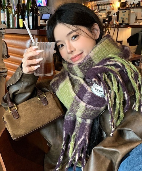 Teem Store（チームストア）の「【7色展開 / お気に入り数2万人突破!/大好評◎】あったかいボリュームチェックフリンジワイドマフラー/プレゼント/バレンタイン/旅行（マフラー・レディース・ベージュ/ネイビー/レッド/ピンク/グリーン/ブラック/ブルー・F）」の22枚目の写真