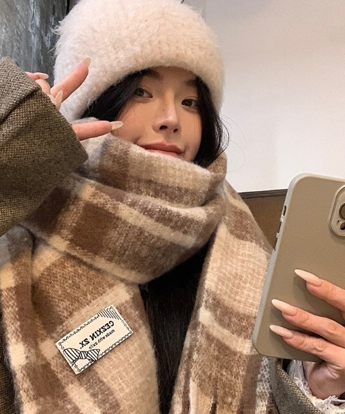 Teem Store（チームストア）の「【7色展開 / お気に入り数2万人突破!/大好評◎】あったかいボリュームチェックフリンジワイドマフラー/プレゼント/バレンタイン/旅行（マフラー・レディース・ベージュ/ネイビー/レッド/ピンク/グリーン/ブラック/ブルー・F）」の18枚目の写真