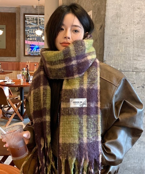 Teem Store（チームストア）の「【7色展開 / お気に入り数2万人突破!/大好評◎】あったかいボリュームチェックフリンジワイドマフラー/プレゼント/バレンタイン/旅行（マフラー・レディース・ベージュ/ネイビー/レッド/ピンク/グリーン/ブラック/ブルー・F）」の10枚目の写真