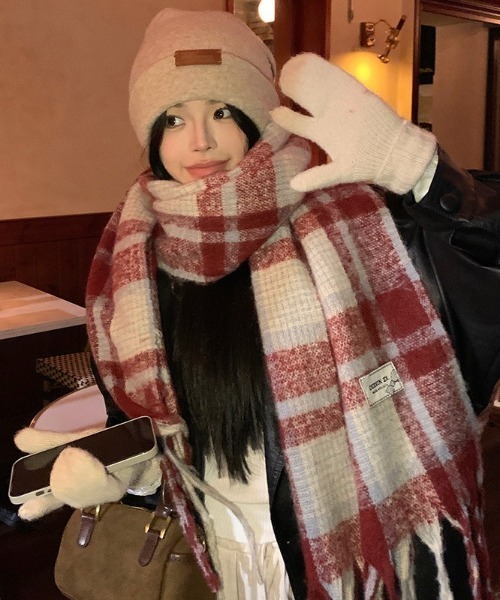 Teem Store（チームストア）の「【7色展開 / お気に入り数2万人突破!/大好評◎】あったかいボリュームチェックフリンジワイドマフラー/プレゼント/バレンタイン/旅行（マフラー・レディース・ベージュ/ネイビー/レッド/ピンク/グリーン/ブラック/ブルー・F）」の14枚目の写真