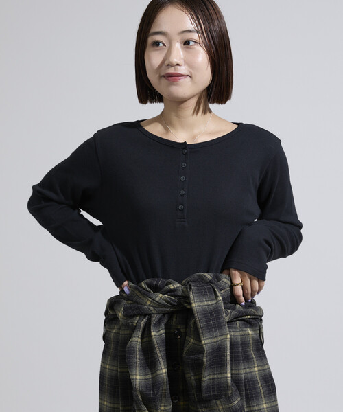 FREAK'S STORE(フリークスストア)の「<新色追加>調温素材 INKEEP ヘンリーネックトップス/インキープ ヘンリーネックロンT(Tシャツ/カットソー・レディース・レッド/オフホワイト/その他/ブラック/その他15/ブルーグリーン・フリ-)」の1枚目の写真