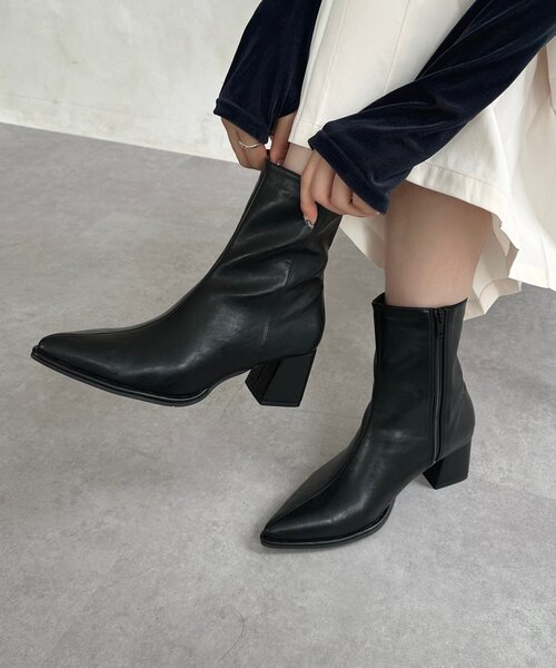 Thevon（ゼボン）の「ポインテッドヒールブーツ（ブーツ・レディース・ブラック/グレイッシュベージュ・L/M）」の2枚目の写真