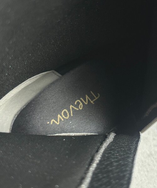 Thevon（ゼボン）の「ポインテッドヒールブーツ（ブーツ・レディース・ブラック/グレイッシュベージュ・L/M）」の13枚目の写真