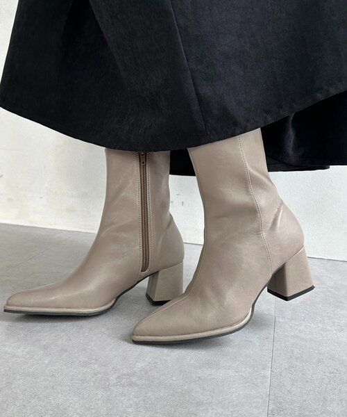 Thevon（ゼボン）の「ポインテッドヒールブーツ（ブーツ・レディース・ブラック/グレイッシュベージュ・L/M）」の16枚目の写真