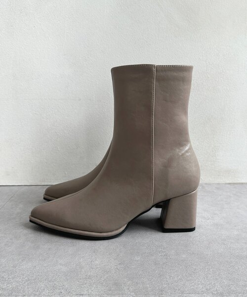 Thevon（ゼボン）の「ポインテッドヒールブーツ（ブーツ・レディース・ブラック/グレイッシュベージュ・L/M）」の20枚目の写真