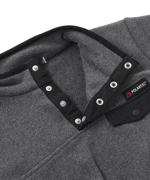 BeBe(ベベ)の「【POLARTEC(ポーラテック)】フリースパイピングハイネックプルオーバー(スウェット・キッズ・グレー/ブルー・140cm/130cm/150cm)」の11枚目の写真