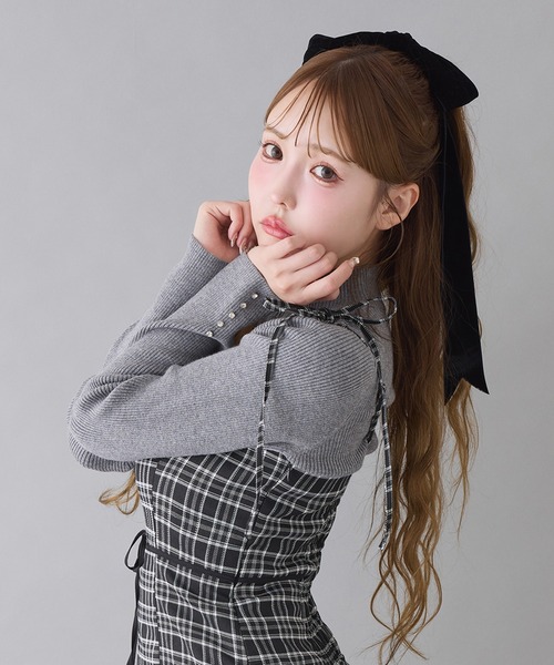 one after another NICE CLAUP（ワンアフターアナザーナイスクラップ）の「ゴールドボタンハイネックリブニット（ニット/セーター・レディース・グレー/レッド/ホワイト/ブラック・FREE）」の3枚目の写真