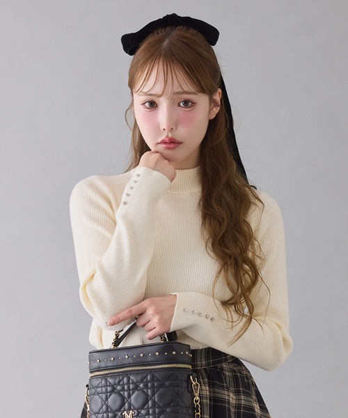 one after another NICE CLAUP（ワンアフターアナザーナイスクラップ）の「ゴールドボタンハイネックリブニット（ニット/セーター・レディース・グレー/レッド/ホワイト/ブラック・FREE）」の2枚目の写真