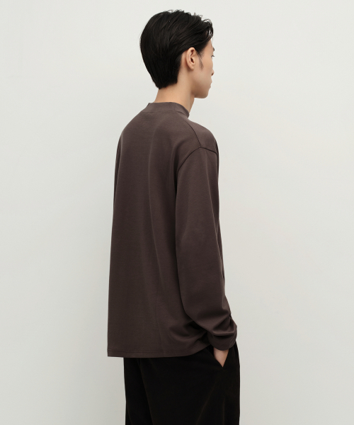 MUSINSA STANDARD（ムシンサスタンダード）の「[ヒートタンダード] モックネック長袖Tシャツ [ダークブラウン]（Tシャツ/カットソー・メンズ・その他・SMALL/MEDIUM/LARGE/X-LARGE/XX-LARGE/XXX-LARGE）」の3枚目の写真