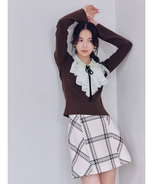 SNIDEL（スナイデル）の「Sustainableレイヤードラッフルニットプルオーバー（ニット/セーター・レディース・アイボリー/ブラック/ブラウン・F）」の4枚目の写真