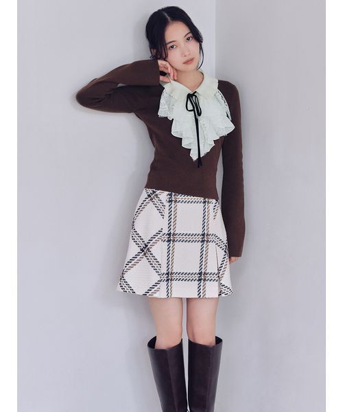 SNIDEL（スナイデル）の「Sustainableレイヤードラッフルニットプルオーバー（ニット/セーター・レディース・アイボリー/ブラック/ブラウン・F）」の5枚目の写真