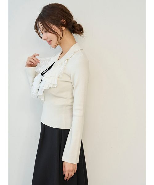 SNIDEL（スナイデル）の「Sustainableレイヤードラッフルニットプルオーバー（ニット/セーター・レディース・アイボリー/ブラック/ブラウン・F）」の7枚目の写真