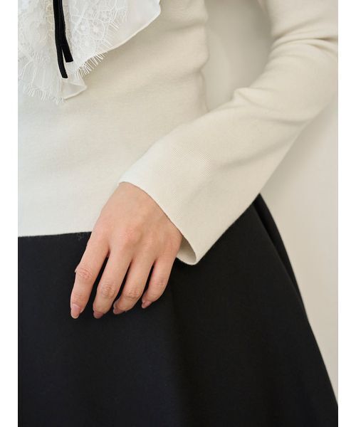 SNIDEL（スナイデル）の「Sustainableレイヤードラッフルニットプルオーバー（ニット/セーター・レディース・アイボリー/ブラック/ブラウン・F）」の9枚目の写真