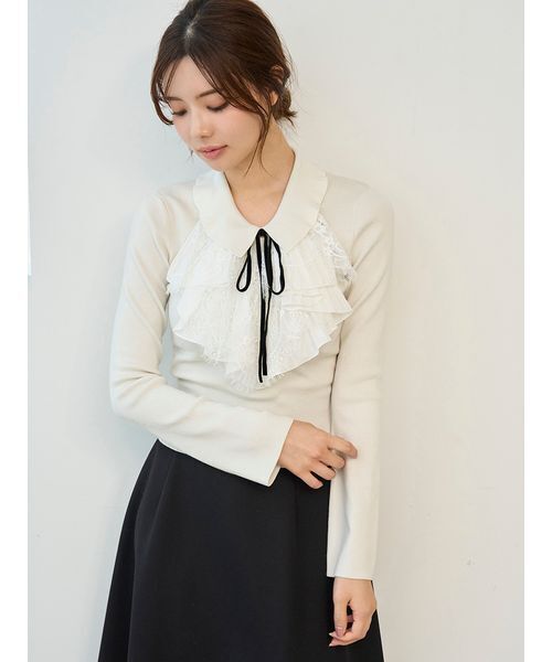 SNIDEL（スナイデル）の「Sustainableレイヤードラッフルニットプルオーバー（ニット/セーター・レディース・アイボリー/ブラック/ブラウン・F）」の2枚目の写真