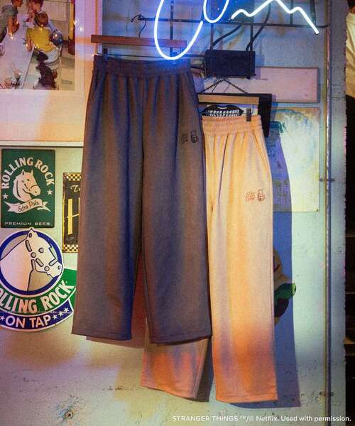 Green　Parks（グリーンパークス）の「■STRANGER THINGS×MINNETONKA フェイクスウェードパンツ（スウェットパンツ・レディース・ベージュ/グレー・FREE）」の3枚目の写真
