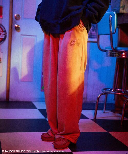 Green　Parks（グリーンパークス）の「■STRANGER THINGS×MINNETONKA フェイクスウェードパンツ（スウェットパンツ・レディース・ベージュ/グレー・FREE）」の4枚目の写真