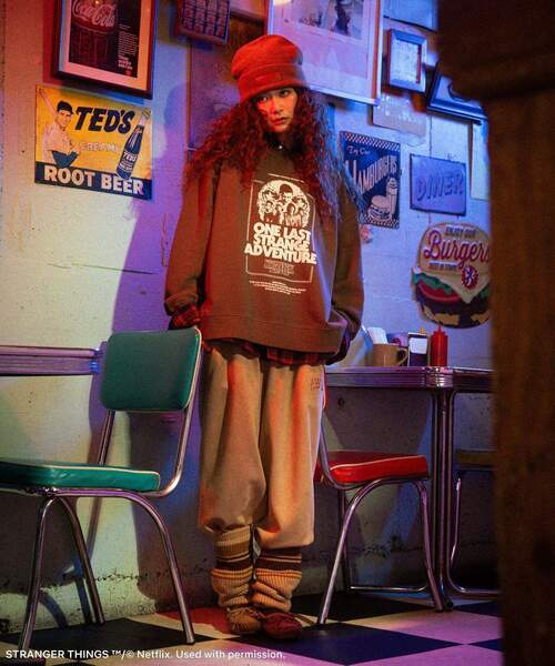 Green　Parks（グリーンパークス）の「■STRANGER THINGS×MINNETONKA フェイクスウェードパンツ（スウェットパンツ・レディース・ベージュ/グレー・FREE）」の6枚目の写真