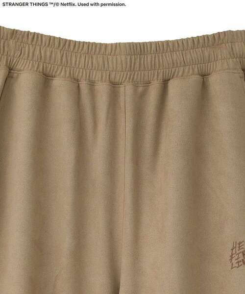 Green　Parks（グリーンパークス）の「■STRANGER THINGS×MINNETONKA フェイクスウェードパンツ（スウェットパンツ・レディース・ベージュ/グレー・FREE）」の14枚目の写真