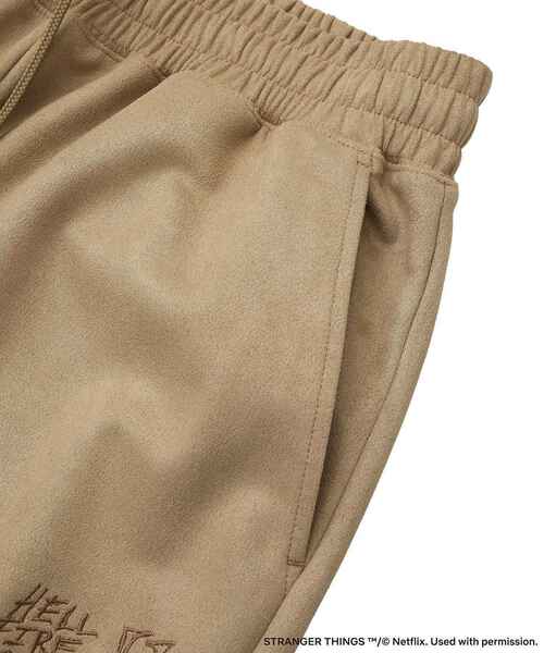 Green　Parks（グリーンパークス）の「■STRANGER THINGS×MINNETONKA フェイクスウェードパンツ（スウェットパンツ・レディース・ベージュ/グレー・FREE）」の16枚目の写真