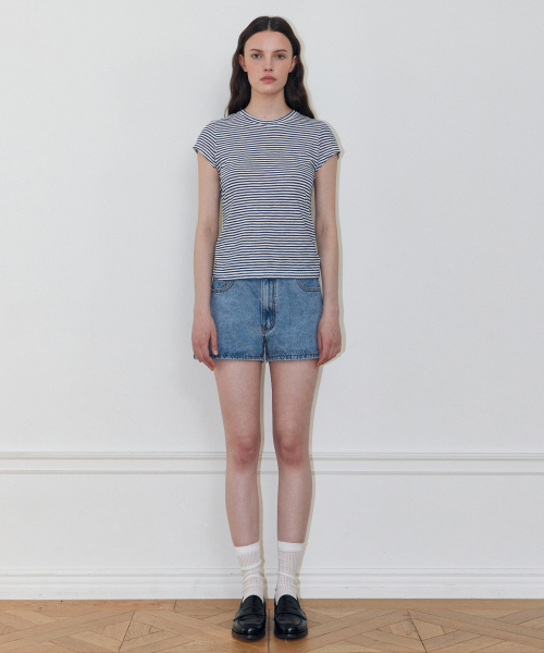 LADY VOLUME(レディーボリューム)の「ディストレスデニムショーツ (BLUE)(その他パンツ・レディース・その他・SMALL/MEDIUM/LARGE)」の2枚目の写真