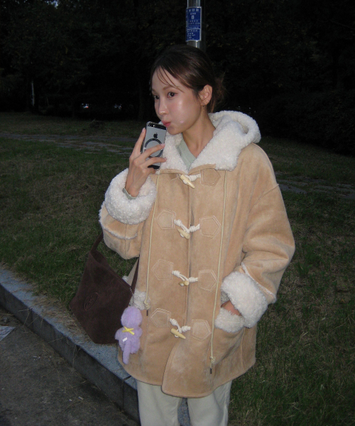 ANOETIC(アノエティック)の「ANC HOODIE MUSTANG_BEIGE(ムートンコート・レディース・Beige・FREE)」の2枚目の写真