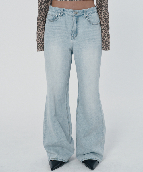 suade（スエード）の「VINTAGE BOOTCUT DENIM [LIGHT BLUE]（デニムパンツ・レディース・その他・SMALL/MEDIUM）」の2枚目の写真