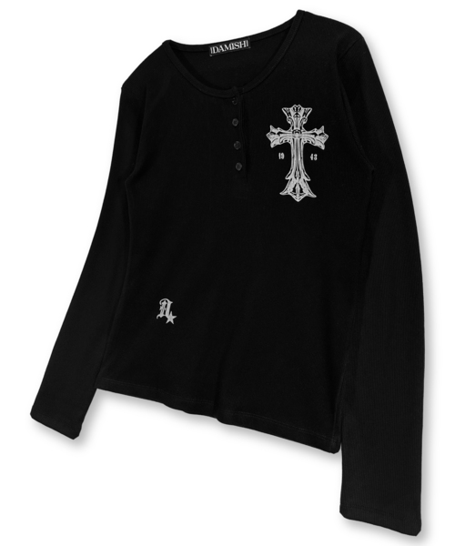 DAMISH(ダミシュ)の「ゴシッククロスヘンリーネックロングスリーブ_ブラック(Tシャツ/カットソー・レディース・ブラック・FREE/1/2)」の1枚目の写真