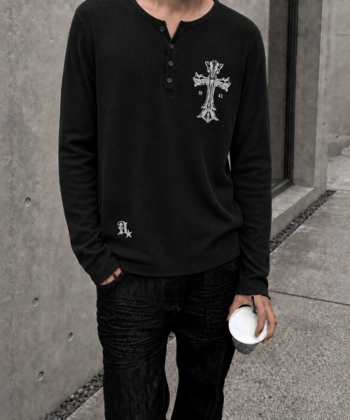 DAMISH(ダミシュ)の「ゴシッククロスヘンリーネックロングスリーブ_ブラック(Tシャツ/カットソー・レディース・ブラック・FREE/1/2)」の4枚目の写真