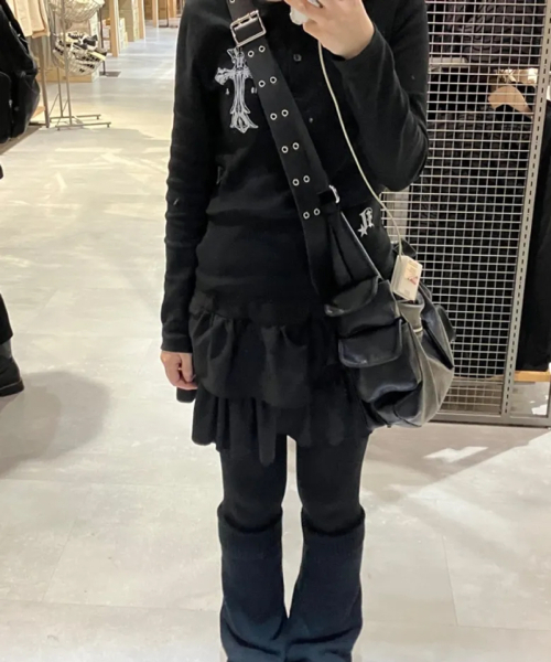 DAMISH(ダミシュ)の「ゴシッククロスヘンリーネックロングスリーブ_ブラック(Tシャツ/カットソー・レディース・ブラック・FREE/1/2)」の5枚目の写真