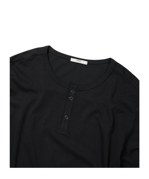 ETCE(イーティーシーイー)の「SNAP SLEEVE HENLEY NECK TEE (BLACK)(Tシャツ/カットソー・メンズ・その他・MEDIUM/LARGE/X-LARGE)」の3枚目の写真