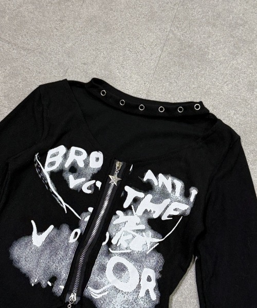 lilful(リルフル)の「【26年春夏新作】アイレットチョーカーデザイン ぼかしロゴプリント ダブルジップトップス(Tシャツ/カットソー・レディース・ホワイト/ブラック・S/M)」の17枚目の写真