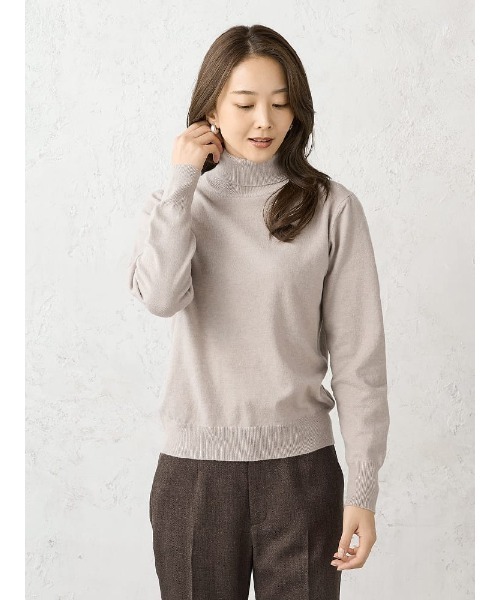 Perfect Suit FActory(パーフェクトスーツファクトリー)の「【Smart Pick!/レディス】しっとり肌触り タートルネックニット カシミヤタッチシリーズ(Tシャツ/カットソー・レディース・ベージュ/ネイビー/ブラック・M/L/LL/S)」の1枚目の写真