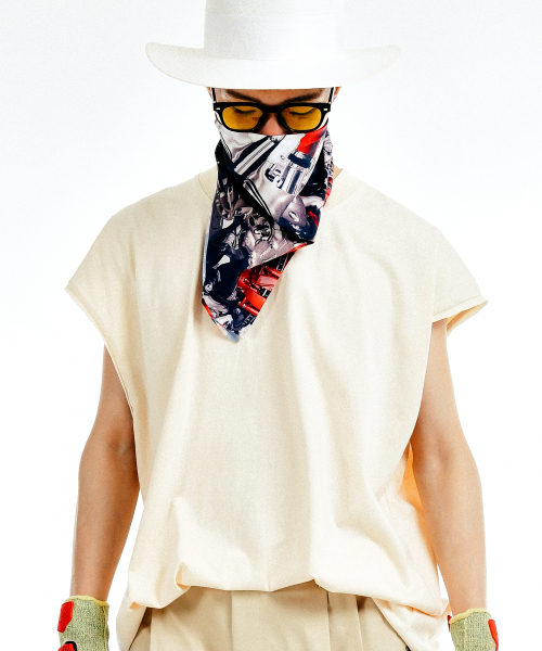 COME（シーオーエムイー）の「[UNISEX] WORLD PEACE Oversized Raw Edge Sleeveless T-Shirt (Beige)（Tシャツ/カットソー・レディース・その他・1(M)/2(L)）」の2枚目の写真